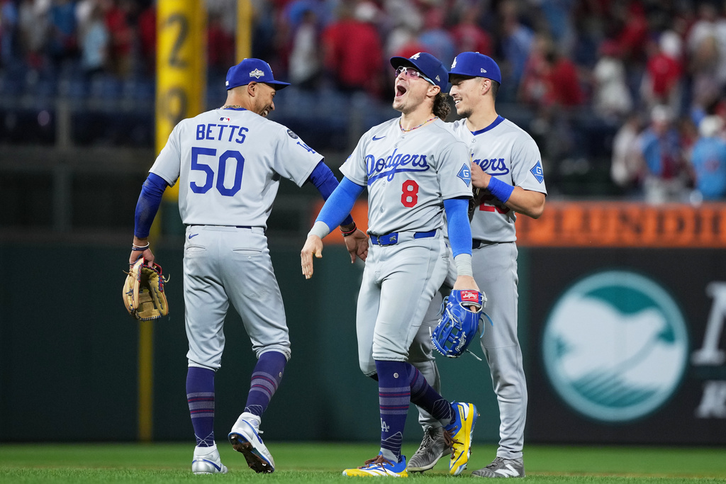 MLB(影)／木屐貝茲身手了得神守備！化解費城人短打攻勢隊友都稱讚叫好