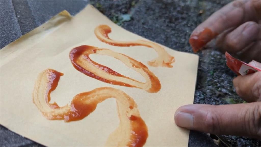 門關遭反鎖!受困高樓廚房43小時 丟「血紅SOS」字條獲救