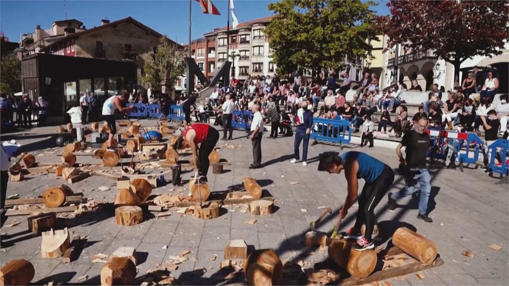 西班牙農村女力士賽　扛60公斤岩球比力氣