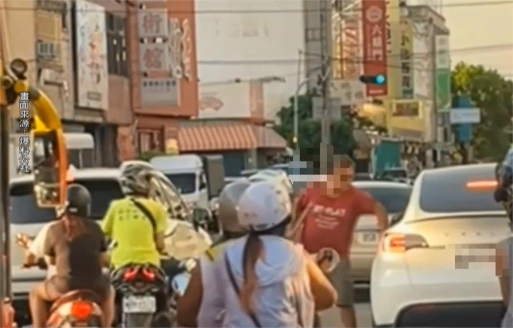 誤以為特斯拉故意擋路! 男子持棍棒叫囂遭壓制