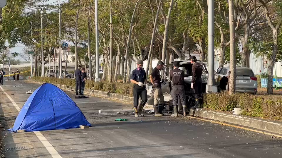 快新聞／台南歸仁離奇車禍！轎車開到一半「爆炸起火」　失控撞分隔島慘死