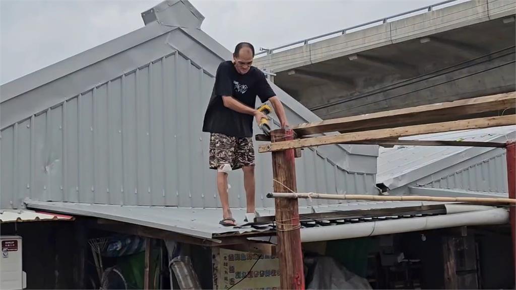 有家歸不得!台南鹽埕里受颱風肆虐 住家變成「露天房」