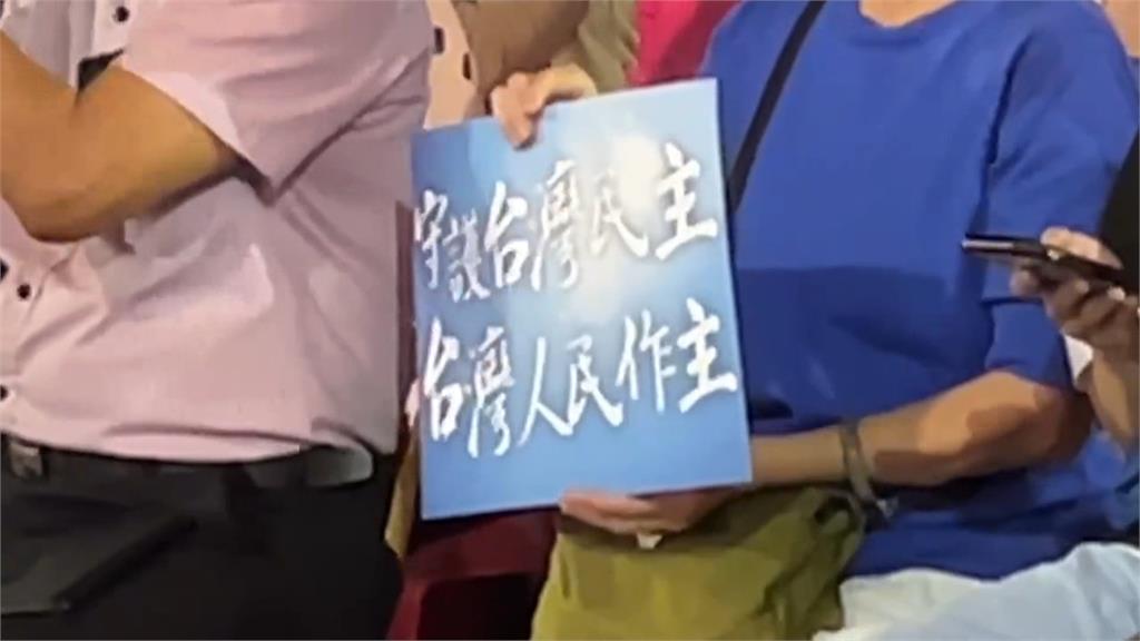 國民黨鳳山宣講反制罷免 黃國昌上台遭嗆「滾出去」