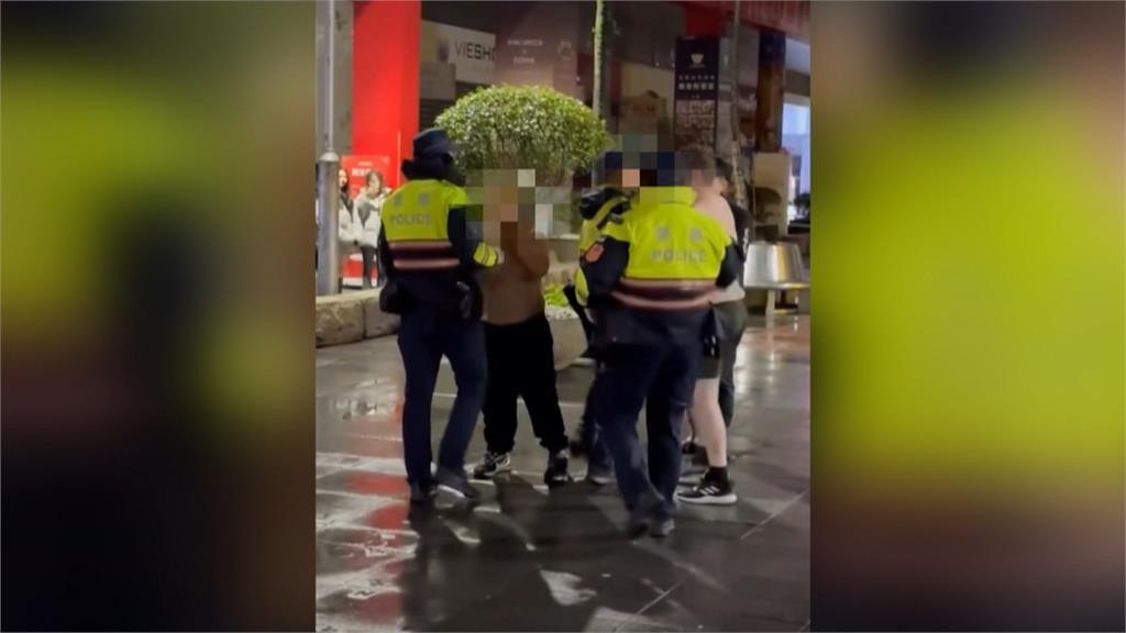 不冷嗎?北市兩男子「打赤膊」對峙 警制止才知是朋友打鬧拍片