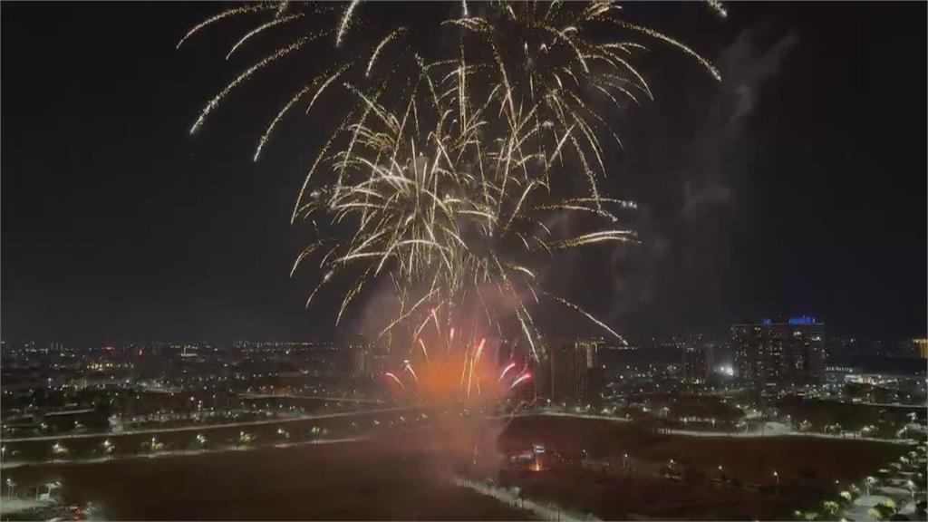 民眾嚇到尖叫、四處逃竄　高雄蓮池潭旁宮廟施放煙火炸向人群