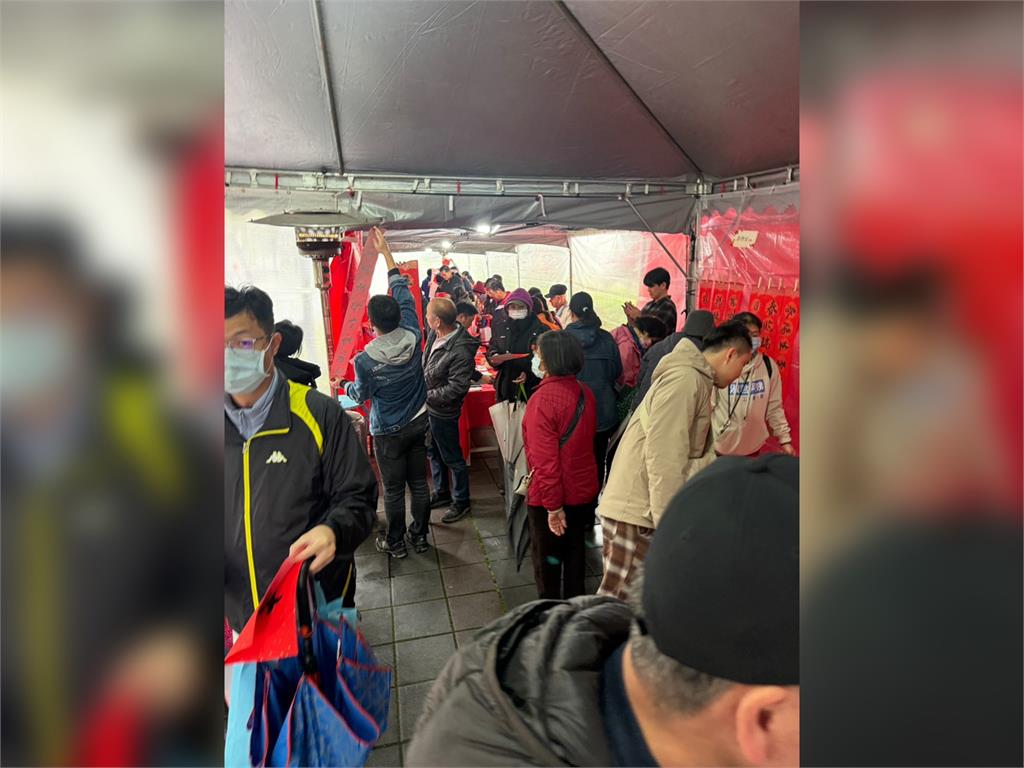 林口警反詐宣導 書法家揮毫金馬獎座加持!馬年添好運