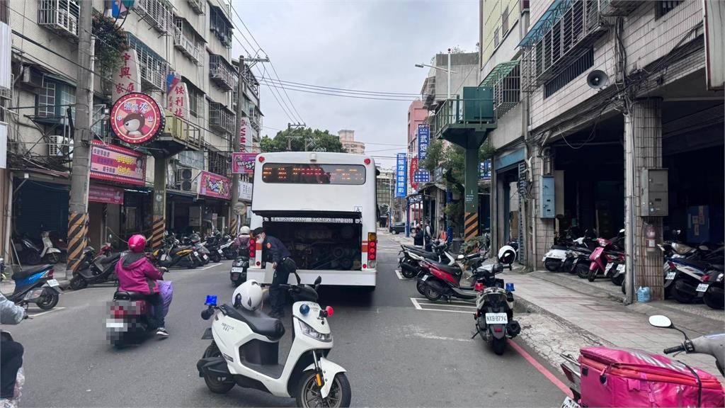 快新聞/新北蘆洲公車、貨車碰撞事故 現場畫面曝光