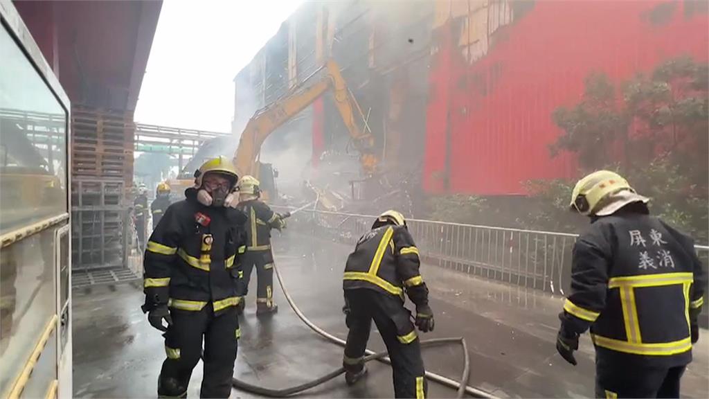 知名肉品供應商富統失火!殘火難滅 警消徹夜灌救2千平方公尺全毀