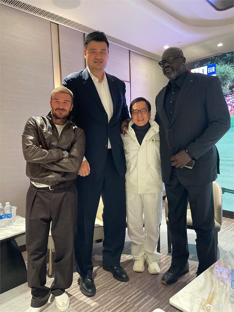 成龍被NBA雙柱夾殺秒變「小鳥依人」!同框姚明、歐尼爾「仰頭崩潰模樣」曝光