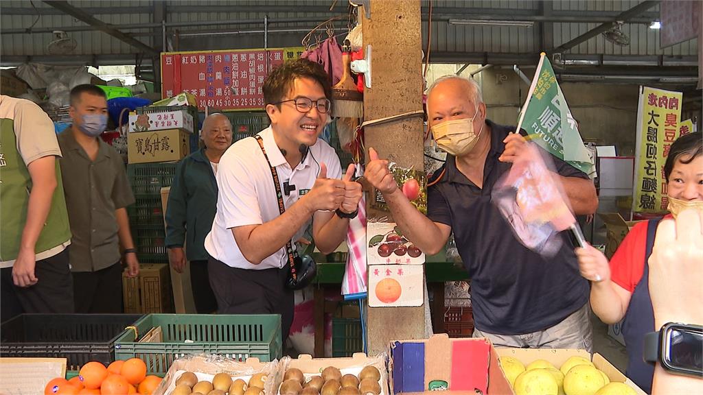 「洋流」破圈深藍選區! 沈伯洋掃木柵市場上百人排隊