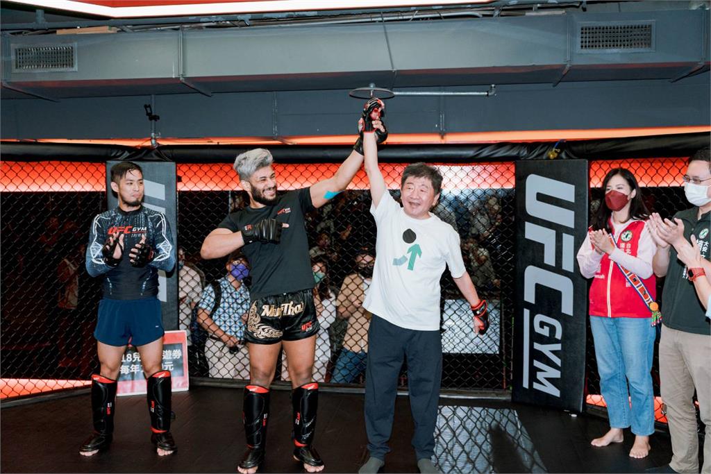 觀摩綜合格鬥現場秀2招! 陳時中親身體驗推廣全民運動