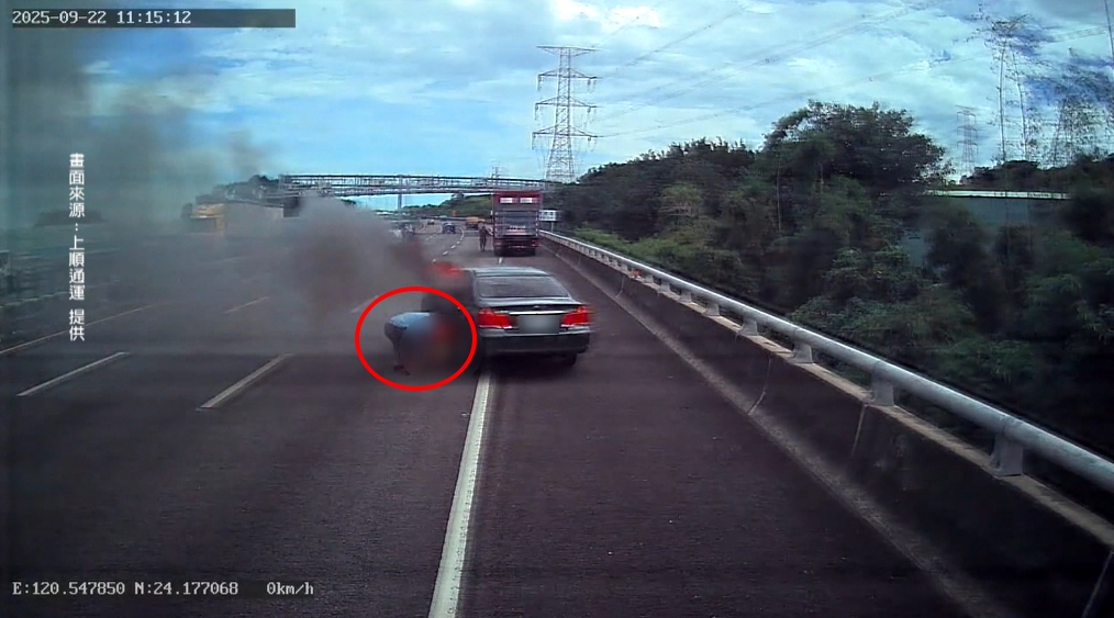 活菩薩！國3自撞火燒車　2大貨車駕駛跳車奮勇救人