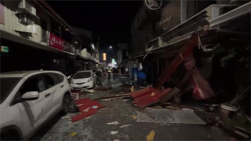 台南民宅疑煮食不慎傳氣爆 "鐵捲門炸飛"滿地狼藉