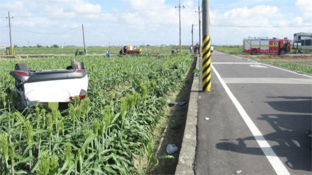 驚險！台南轎車擦撞小貨車　撞電桿翻落田間「１８０度倒頭栽」