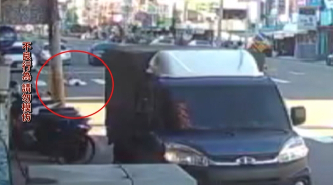 怪男斑馬線「不斷翻滾」好危險！　警：依法可罰500元