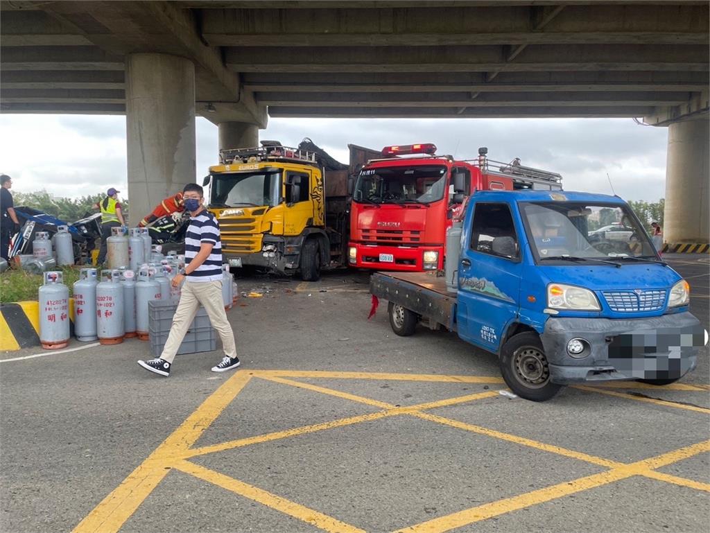 快新聞／桃園平鎮5車追撞！　轎車嚴重變形「車上4人受困」