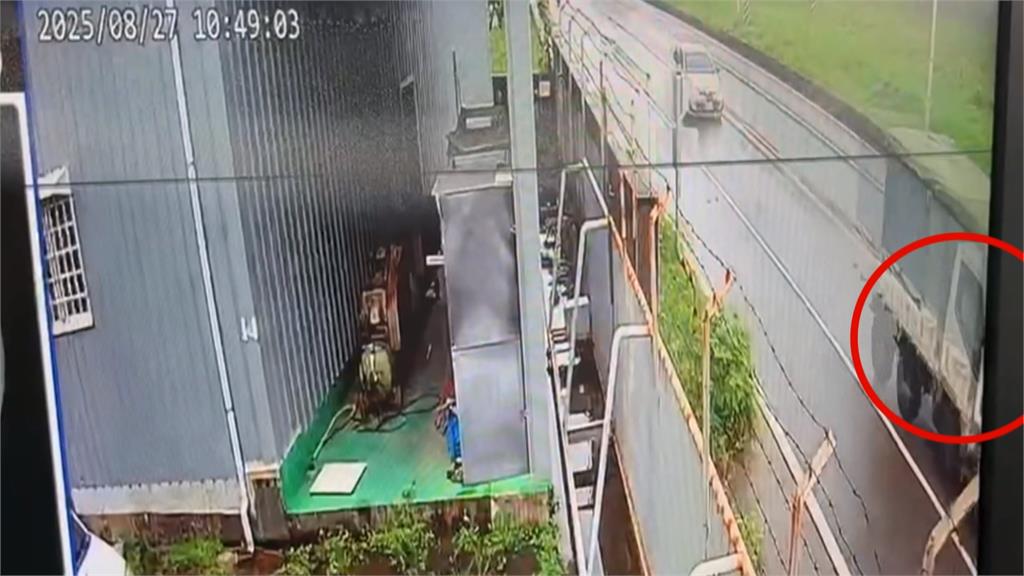 疑下雨打滑逆向撞大貨車 11歲男童命危搶救中