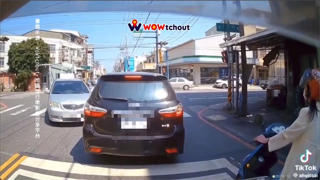 駕訓班車輛轉彎過頭撞上違規車輛！　網友笑稱：三寶對決