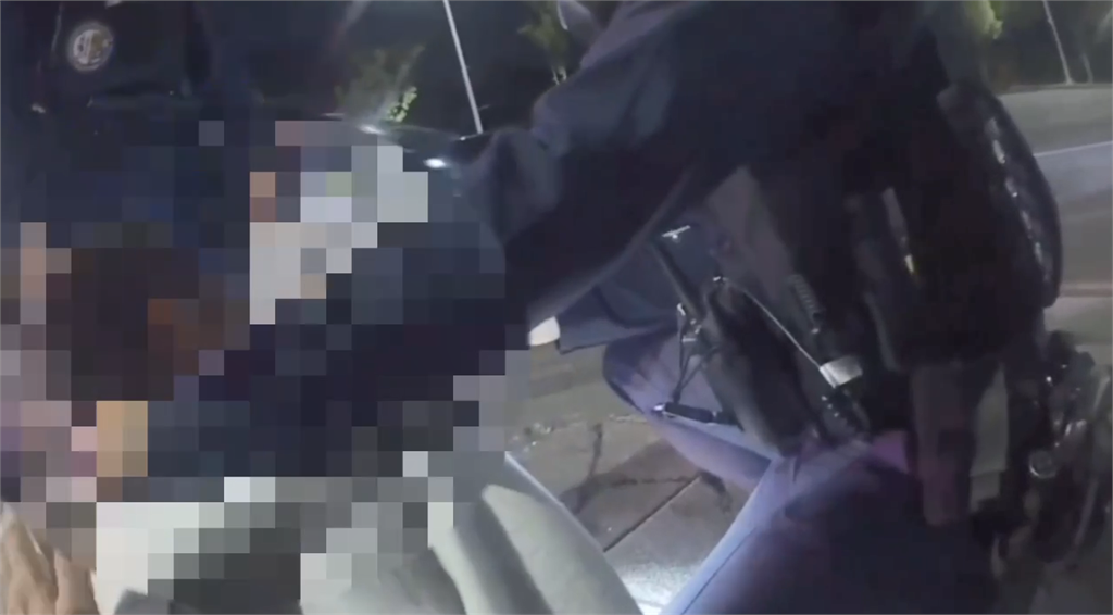 快新聞/高雄騎士深夜蛇行撞警車竟肇逃 遭逮後情緒激動辯身體不適