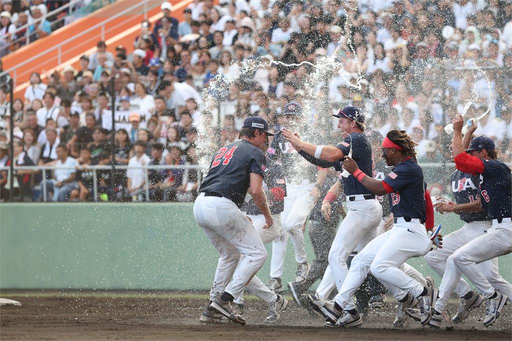 棒球/超越勝負的禮儀風範!U18日本「銀恨」後幫美國「撿垃圾」獲滿場掌聲