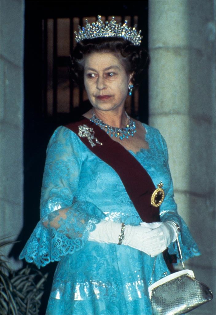 盤點英國女王經典王冠！這頂重2.3公斤鑲「444顆珍珠鑽石」