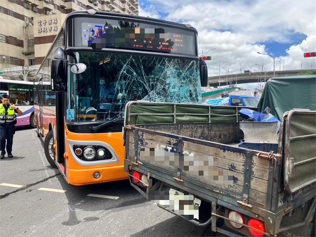 快新聞/嚇!北市公車轉彎「遭小貨車撞上」 駕駛雙腿骨折昏迷送醫