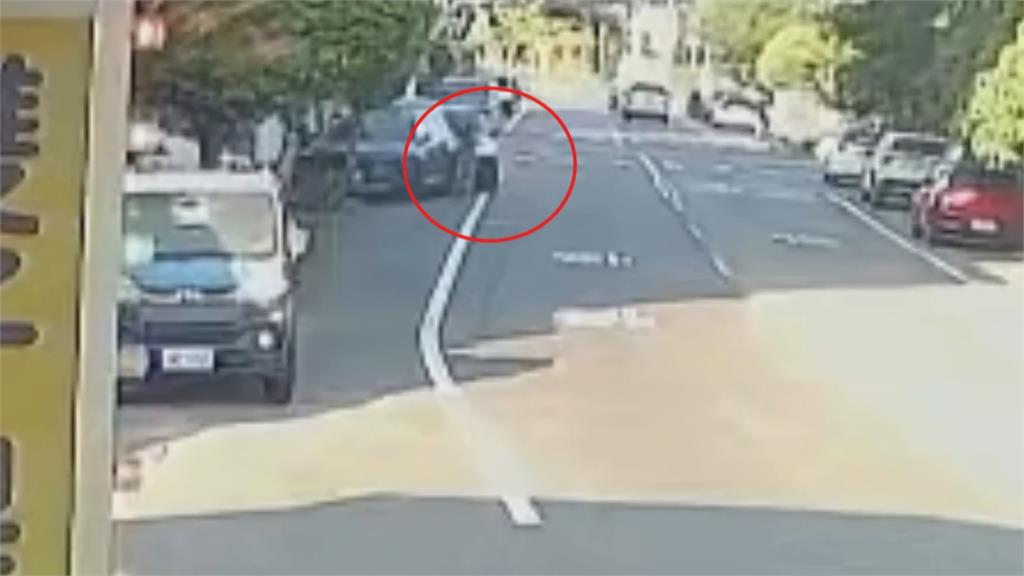 嚇瘋！彰化駕駛起步突暴衝　直衝行人再連撞３車衝民宅