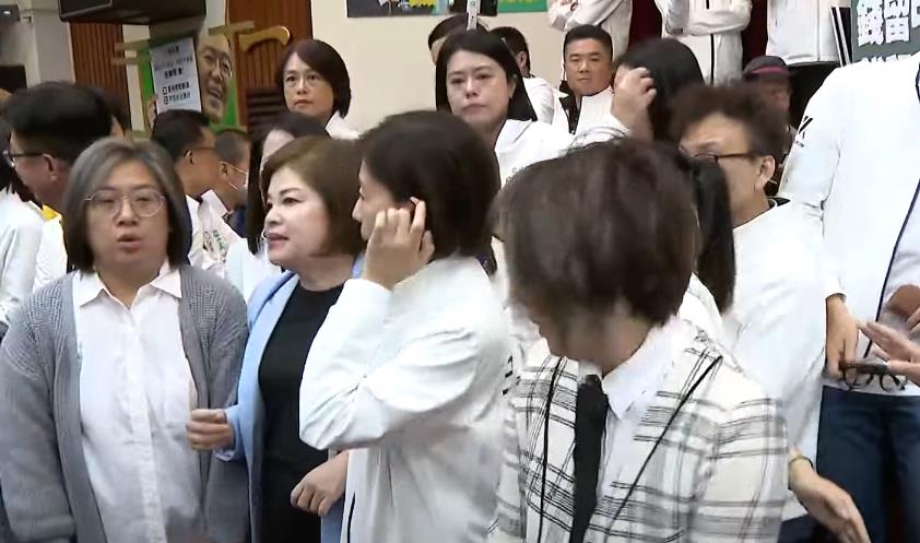 快新聞/《財劃法》藍營甲動守主席台 郭國文怒轟:你們站這邊怎麼開會啊!