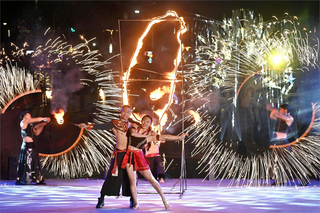 中港大排光雕展規劃4大燈區　7公尺高發光「星耀之樹」吸民眾打卡