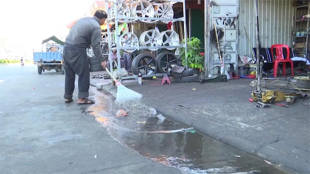柬埔寨首都廢物再利用　寶特瓶化成條變身掃把