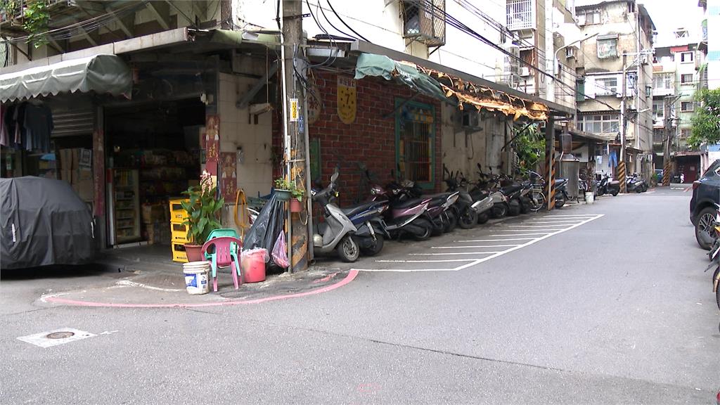 獨／這款鄰居！板橋男「看不順眼」　擅自挪移車格內機車
