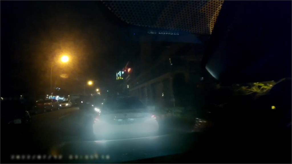 印刷廠小開走歹路販毒 倒車撞警車 遭偵防車前、中、後「三方包夾」