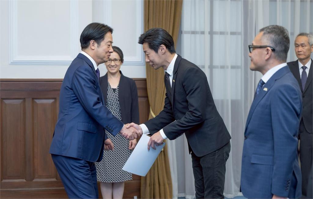 快新聞/駐芬蘭大使林昶佐帶領宣讀誓詞 賴清德握手致意