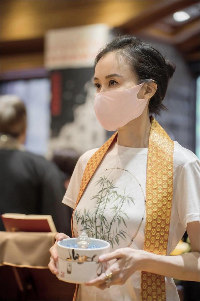 「台灣第一美女」蕭薔淡出演藝圈7年!樸素禮佛「56歲真面目」震撼網