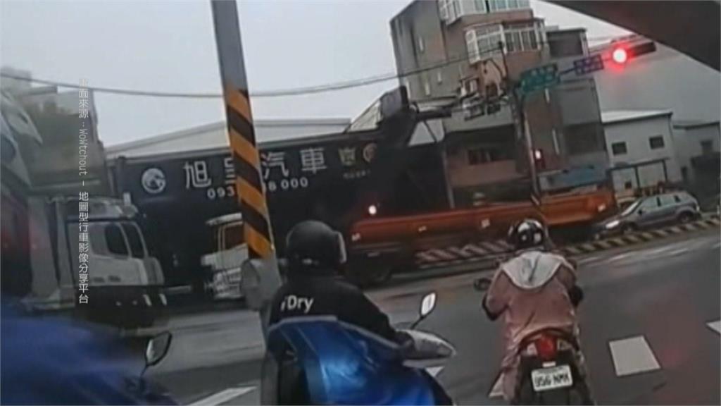 粗心！　蘆竹砂石車「未收防塵網」　勾壞２號誌桿還波及人車