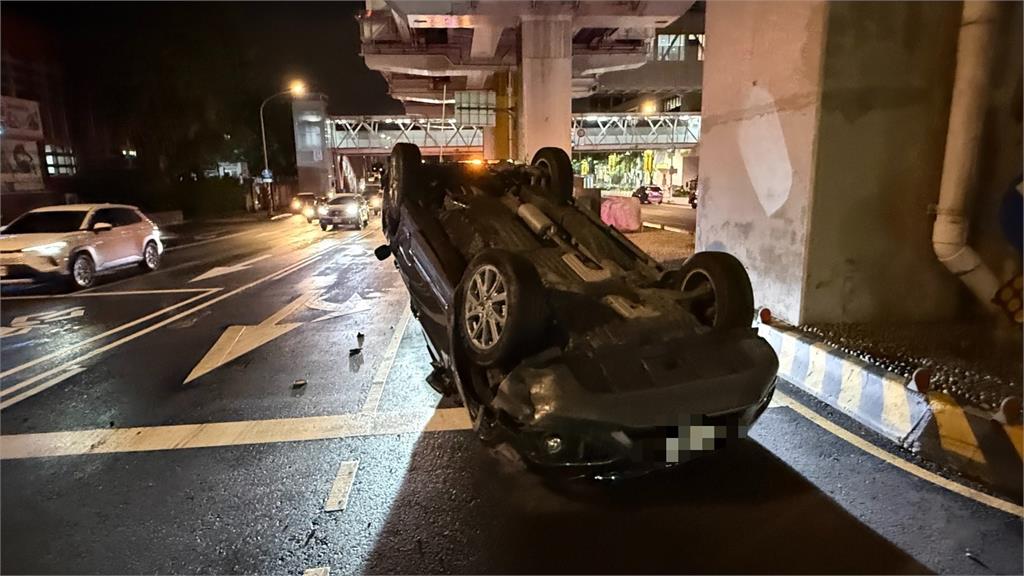最新／沒看到綠燈？白車停路中害2車追撞釀5傷　滾2圈「烏龜翻」驚險畫面曝