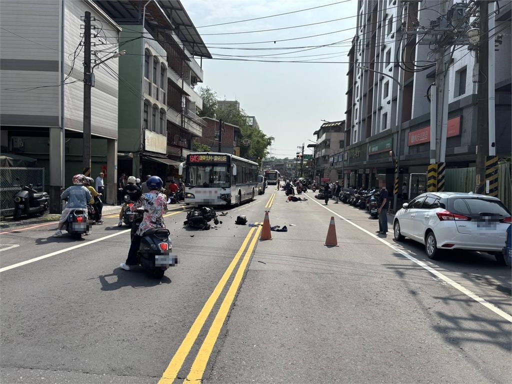 最新／新店機車左轉釀連環撞！2騎士噴飛還波及公車　78歲騎士傷重不治