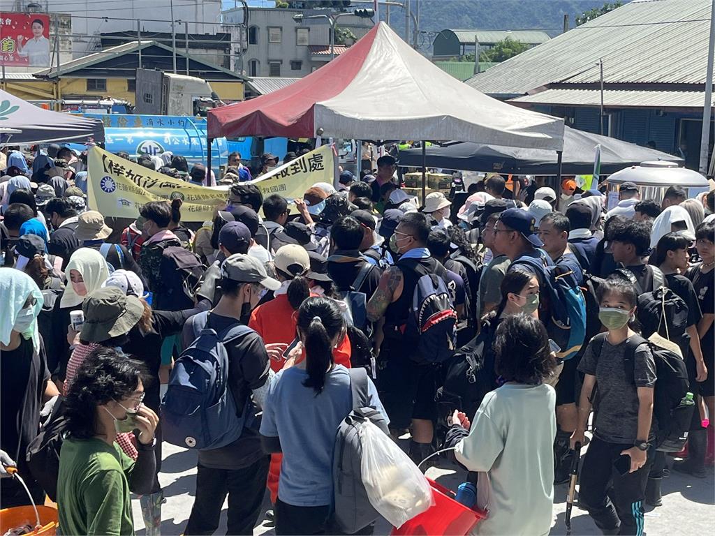慈濟啟動光復災情清掃 已有1萬2千位「鏟子超人」參與