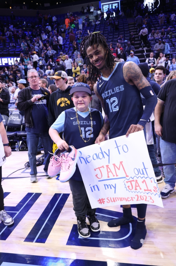 NBA／最棒生日禮物！莫蘭特送上「親簽球鞋」暖哭9歲小球迷