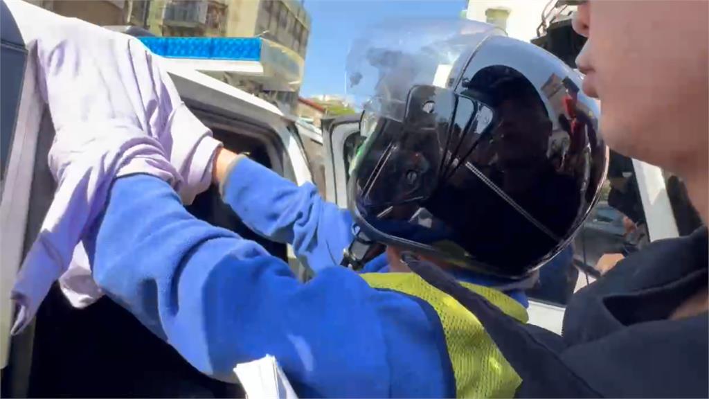汶汶遭「狂粉阿北」割頸！嫌犯移送情緒失控「拒上警車」怒吼：他們逼我