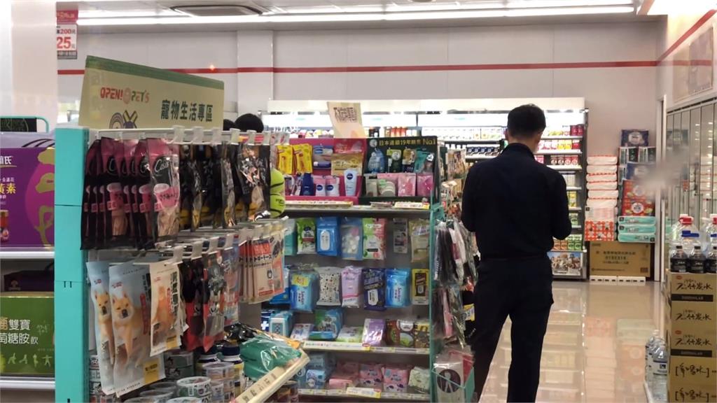 持刀抵女子腰部逼超商提款 匪搶千元落網逃9hrs落網