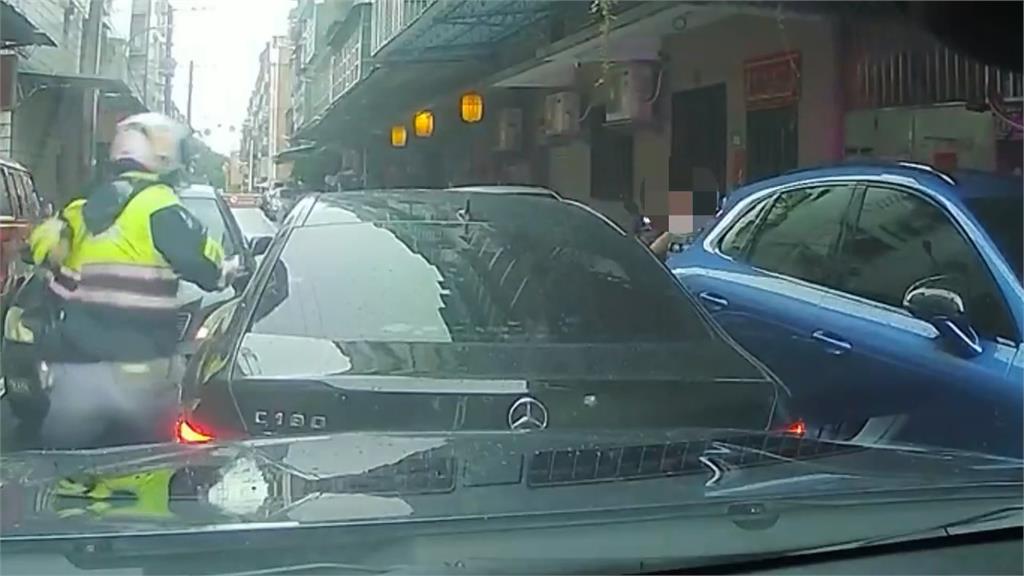 板橋毒駕拒檢衝撞！警「狂轟8槍逮人」　起獲毒品、武士刀