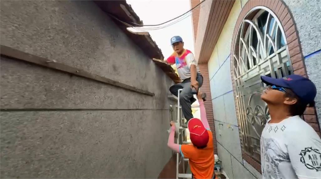 丹娜絲颱風重創台南七股　義工團隊相互號召入災區修繕