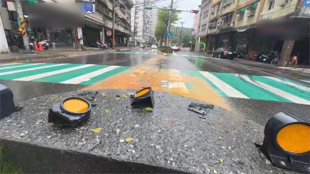 快新聞/基隆清晨驚魂!車子撞上分隔島 車頭凹陷、氣囊彈出