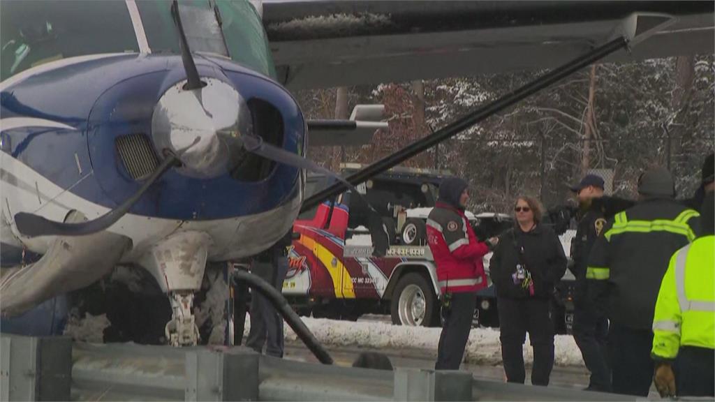 美國小飛機迫降高速公路 機上7人平安無事