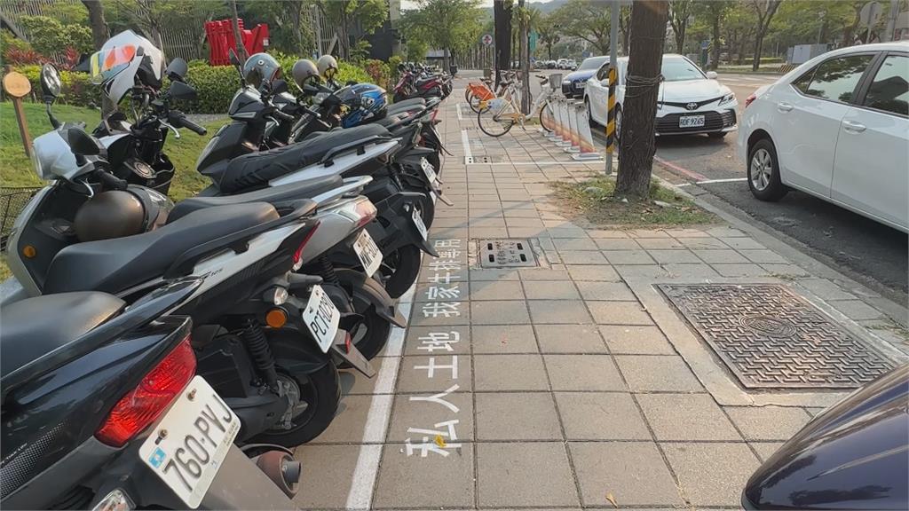 人行道變牛排店專屬車位？　「私人土地」說惹議