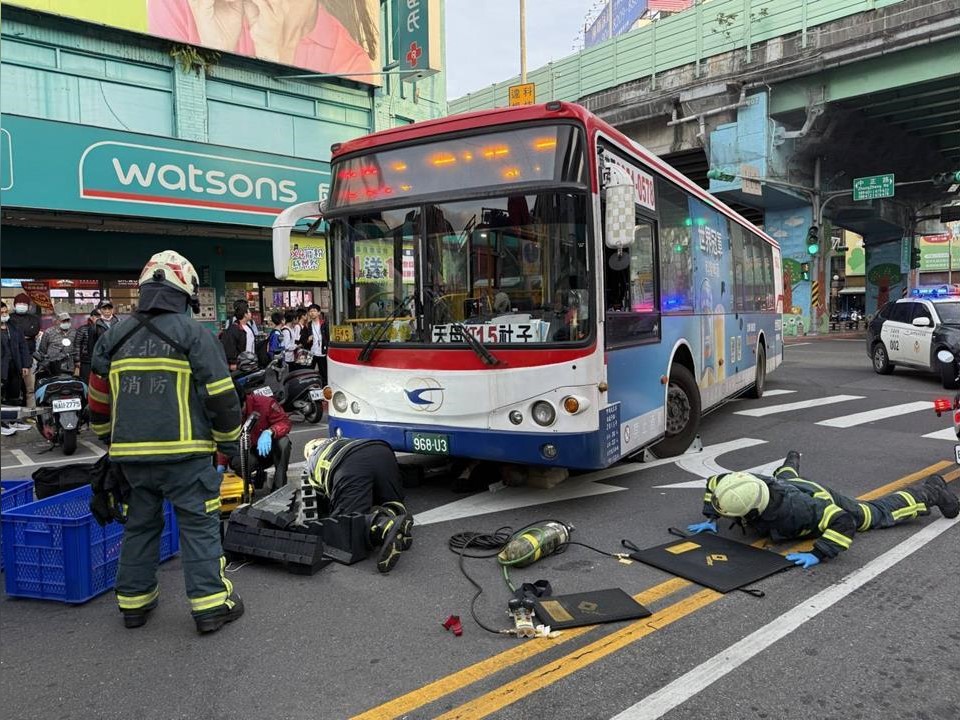最新／北市公車重大車禍！男捲車底不治　警調查「雙方均無違規」