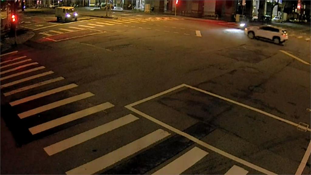 台中多元計程車撞飛外送員　疑闖紅燈釀騎士一度命危
