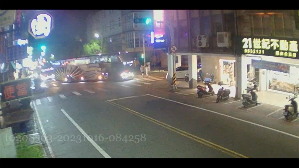 「閃亮亮」遊覽車未減速、未禮讓　2路人險遭撞