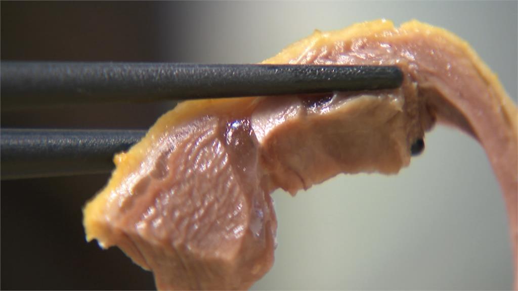 野生張菲現身「天母鵝肉店」! 頂招牌捲髮、落腮鬍點外帶